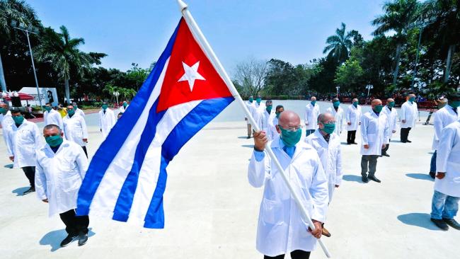 Médicos cubanos antes de salir al extranjero.
