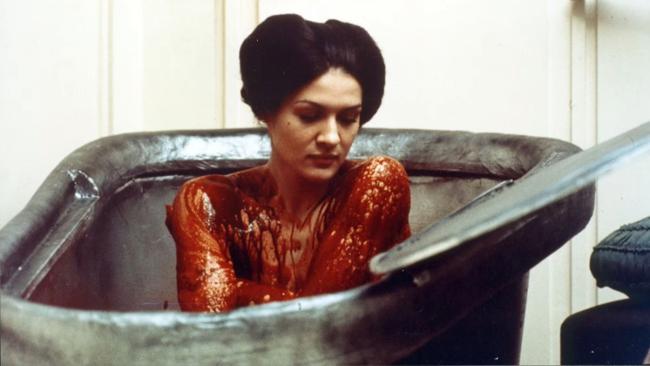 Baño de sangre de la Condesa Báthory en una adaptación cinematográfica.