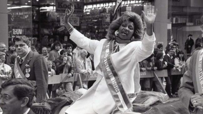 Celia Cruz durante el desfile de orgullo cubano en 1988 en Nueva York.