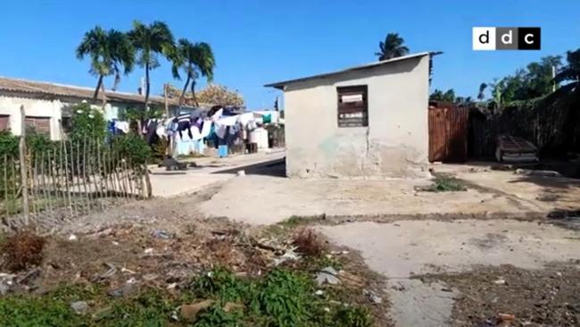 Viviendas improvisadas en el antiguo campamento de pioneros de Nuevitas.