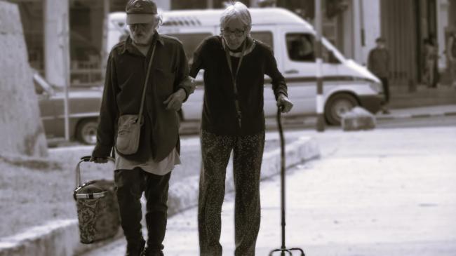 Una pareja de ancianos en una calle de La Habana.