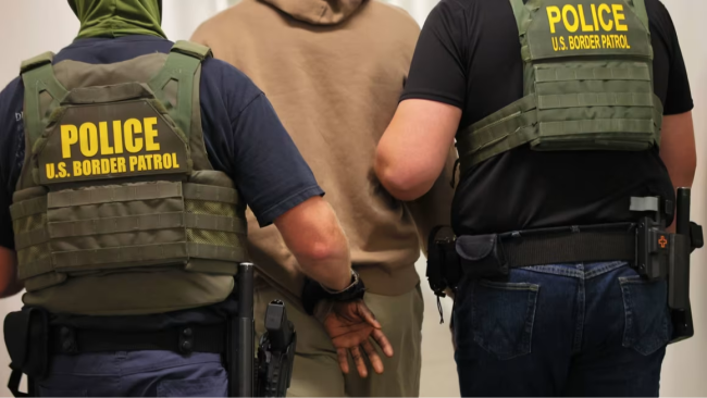 Detención tras una audiencia de inmigración.