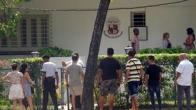 Cubanos frente al Consulado de Panamá en La Habana.