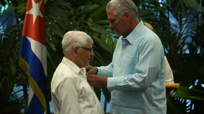 Miguel Díaz-Canel condecora en La Habana a Carlos Zamora Rodríguez, embajador cubano en Perú.