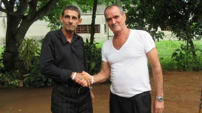 Mario Alberto Hernández Leyva (izq) junto al líder opositor José Díaz Silva.