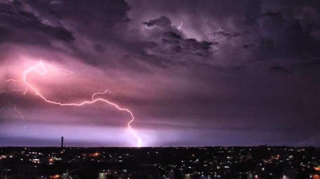 Fuerte actividad eléctrica al sur de La Habana. 