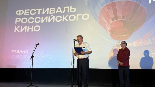 El embajador de Rusia en Cuba, Víctor Koronelli, presenta la muestra fílmica en La Habana.