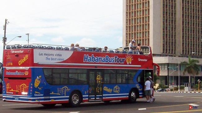 Ómnibus turístico en La Habana.