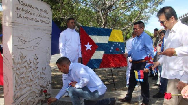 Jorge Mayo Fernández (extremo der.) durante un acto en Venezuela.