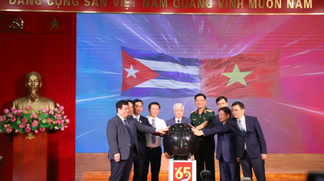 Funcionarios y empresarios de Vietnam en el lanzamiento de la colecta.