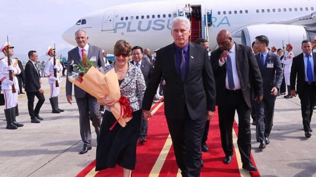Díaz-Canel y Lis Cuesta a su arribo a Hanoi.