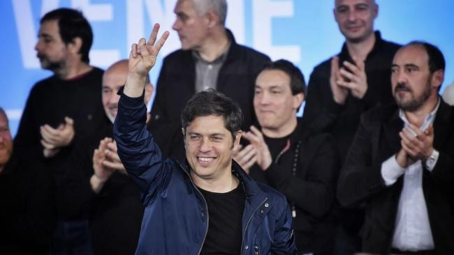 Axel Kicillof, al centro de la imagen.