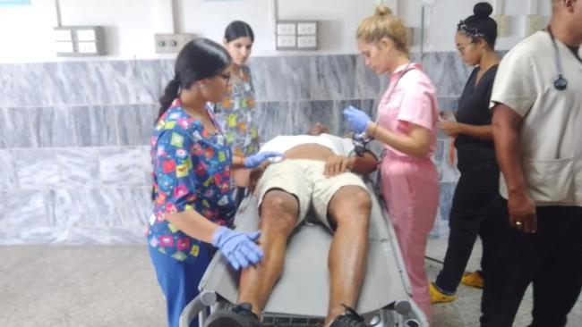 Uno de los accidentados trasladado a un hospital. 