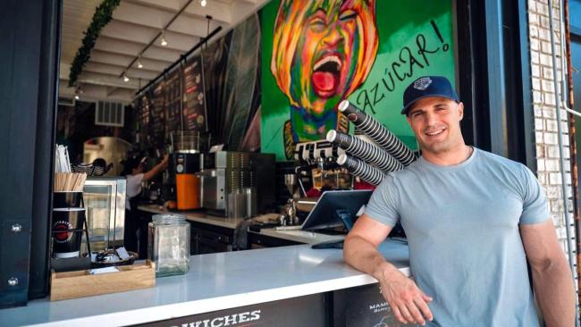 El emprendedor cubanoamericano Adam San Miguel en Cortaditos Coffee.