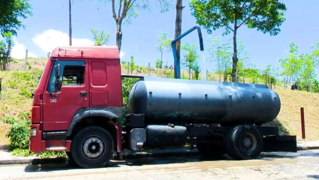 Una pipa llenándose de agua en un punto en Santiago de Cuba.