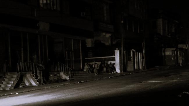 Un grupo de jóvenes en una calle de La Habana durante un apagón.