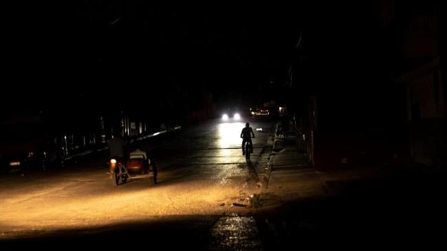 Una calle durante un apagón en Cuba.
