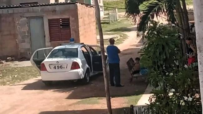 Una patrulla frente a una vivienda en Gibara.