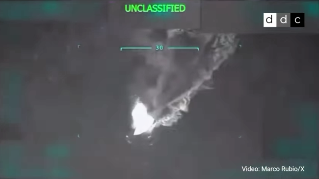 Embarcación con droga tras el impacto de un misil de EEUU.