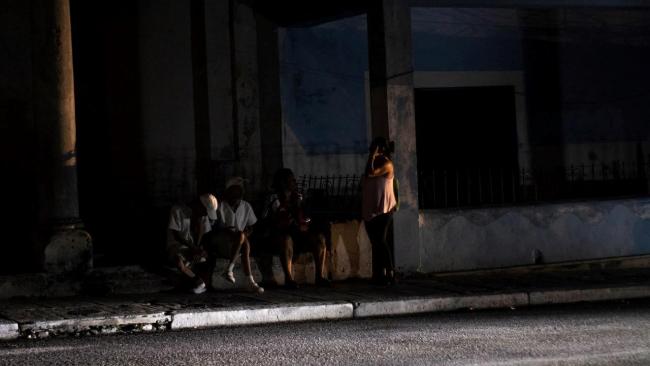 Cubanos durante un apagón.
