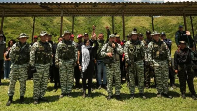 Diosdado Cabello junto a militares y milicianos venezolanos.