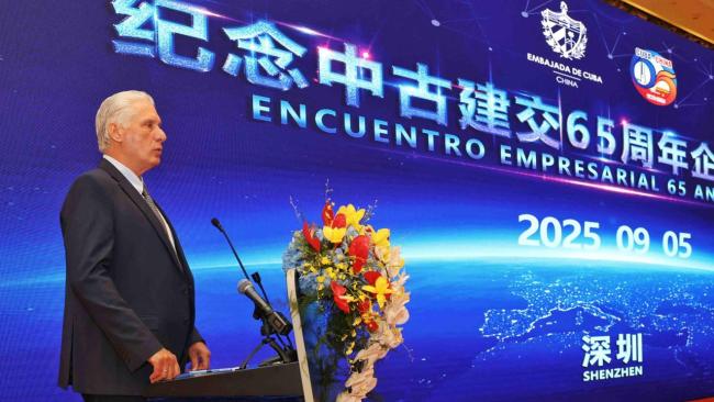 Díaz-Canel al hablar para los empresarios chinos en Zhenzhen.