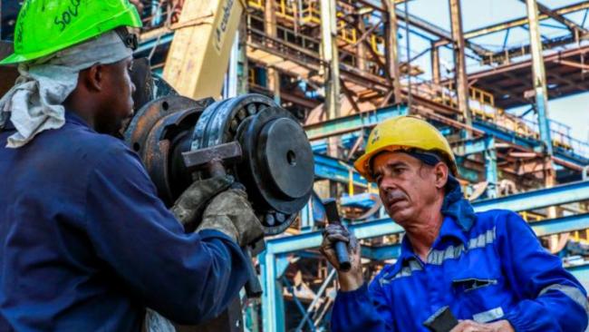 Operarios en labores en la unidad 2 de Santa Cruz. 
