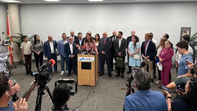 La congresista María Elvira Salazar durante la conferencia de prensa.