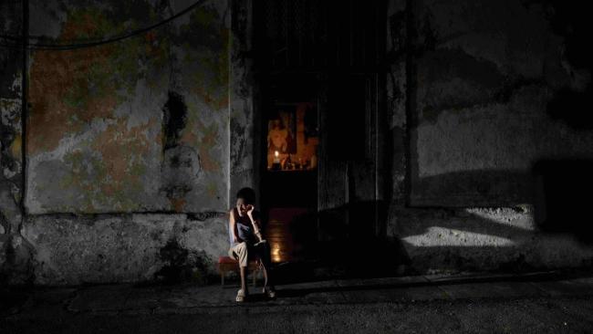 Una cubana durante un apagón en Cuba.