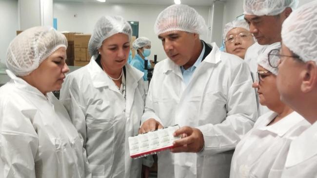 Funcionarios cubanos en un laboratorio biotecnológico en China.