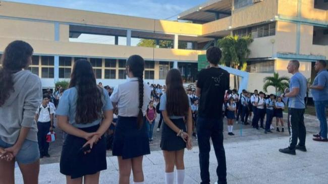 Estudiantes y profesores en un matutino.