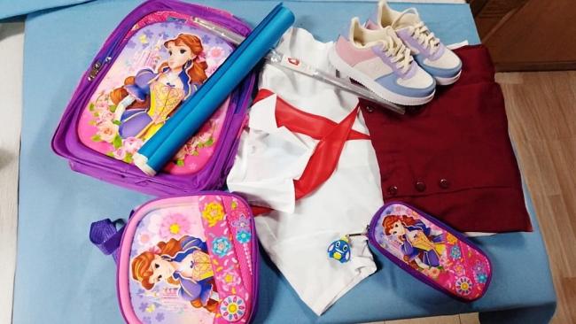 Materiales para el inicio de curso de una niña cubana.
