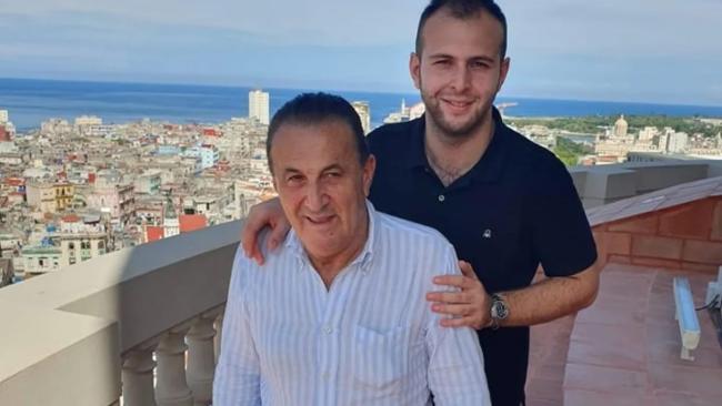El empresario italiano Berto Savina y su dijo en Cuba.