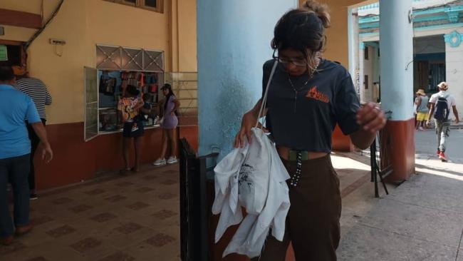 Una joven cubana en una calle de La Habana.