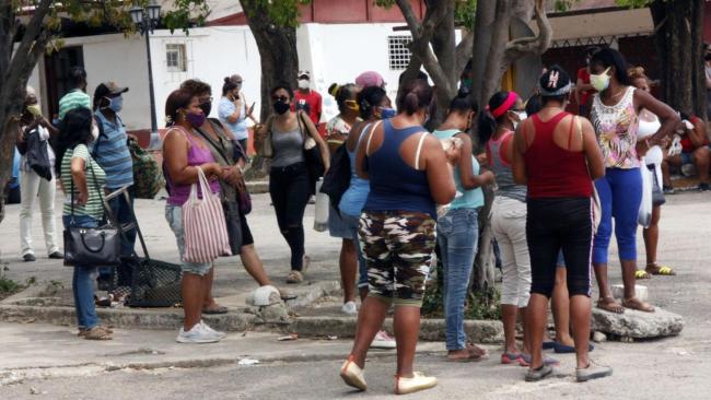 Mujeres cubanas en una cola.