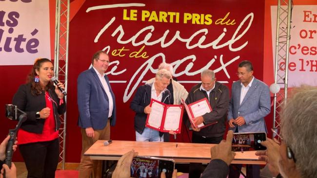 Firma del acuerdo en París.