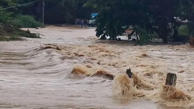 Un río desbordado en Santiago de Cuba.