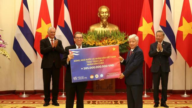 Entrega simbólica de una donación de 15 millones de Vietnam a su aliado cubano.