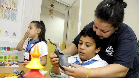 Niños en una escuela para menores con autismo en Cuba.