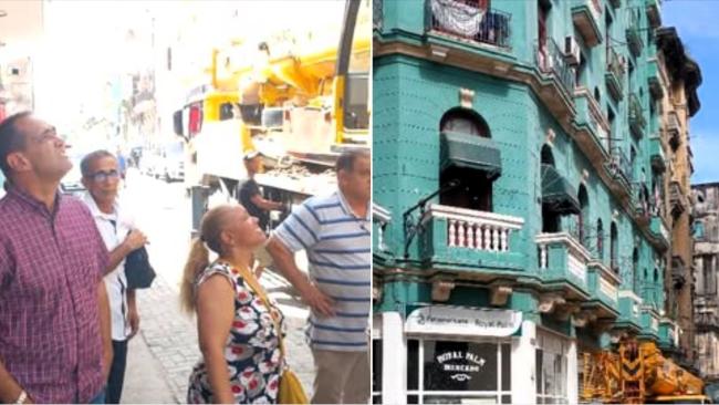 Funcionarios observan el edificio afectado por el derrumbe.
