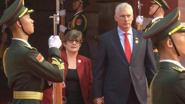 Miguel Díaz-Canel y Lis Cuesta en un desfile militar en Pekín.