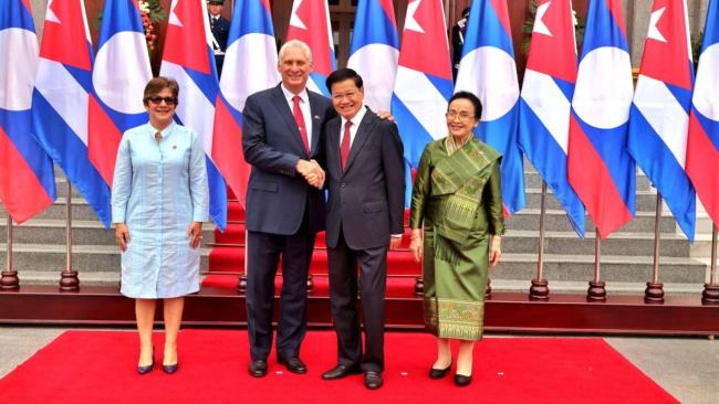 Díaz-Canel y Lis Cuesta en Vientiane con el presidente de Laos y la primera dama.