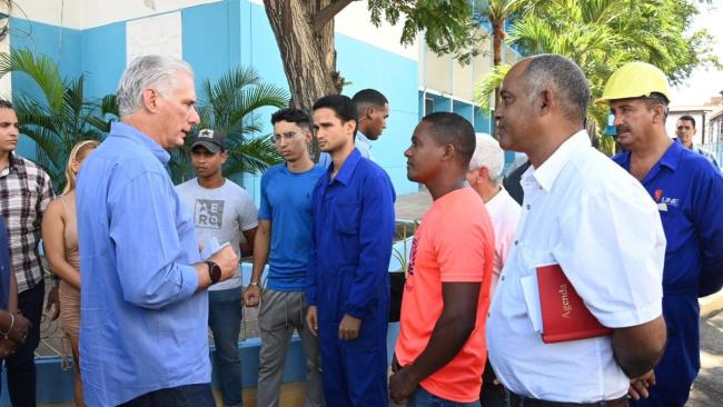 Díaz-Canel con trabajadores de la termoeléctrica Renté de Santiago de Cuba.
