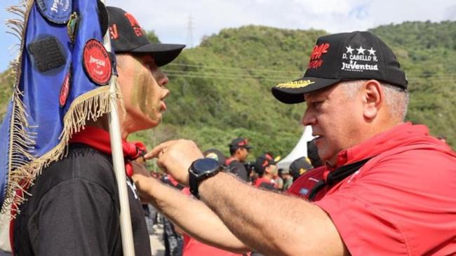 Diosdado Cabello (der.) con un participante en el 'Entrenamiento de Resistencia Revolucionaria para la Juventud' organizado por el chavismo.