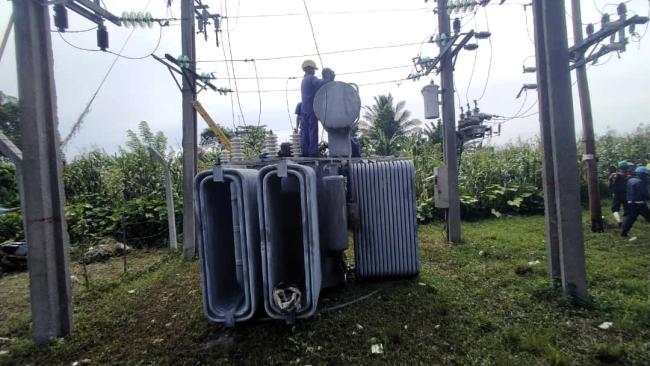 Obreros en trabajos de una avería en Santiago.