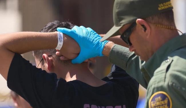 Un migrante detenido por autoridades estadounidenses.