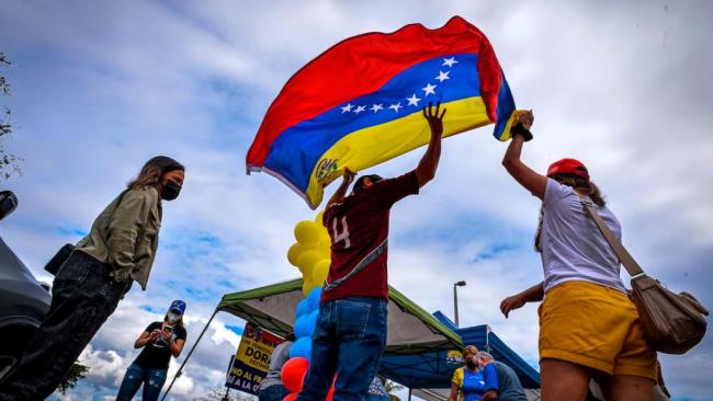 Migrantes con la bandera de Venezuela.