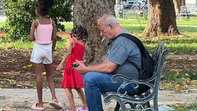 Un cubano con su teléfono móvil en un parque de La Habana.