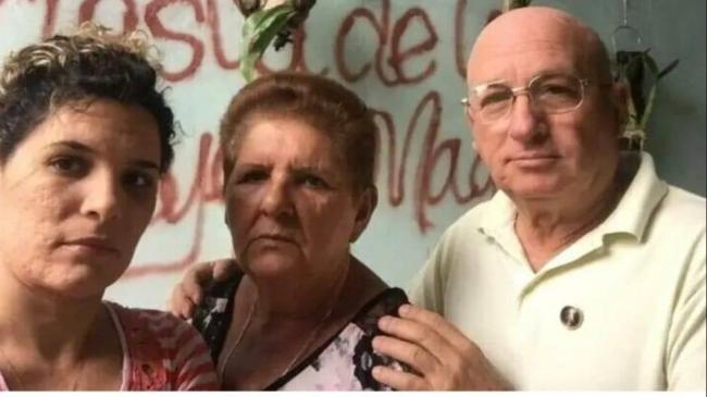 Félix Navarro junto a su esposa Sonia Álvarez y su hija Sayli Navarro. 