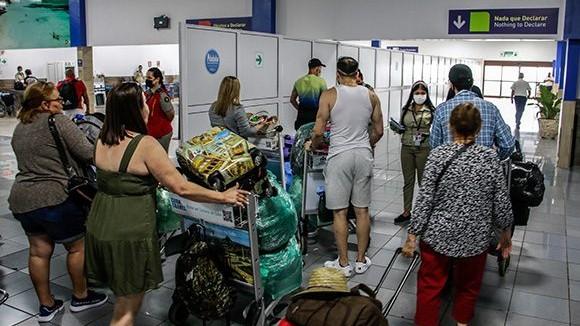 Viajeros en el Aeropuerto Internacional deJosé Martí, de La Habana.